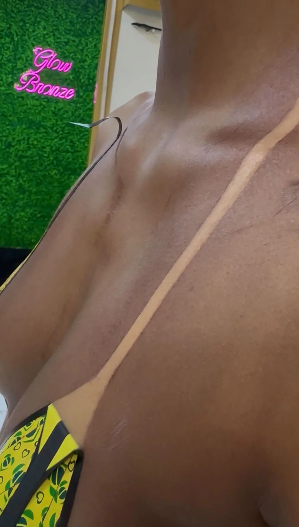 Detalhe de marquinha da Glow Bronze RJ